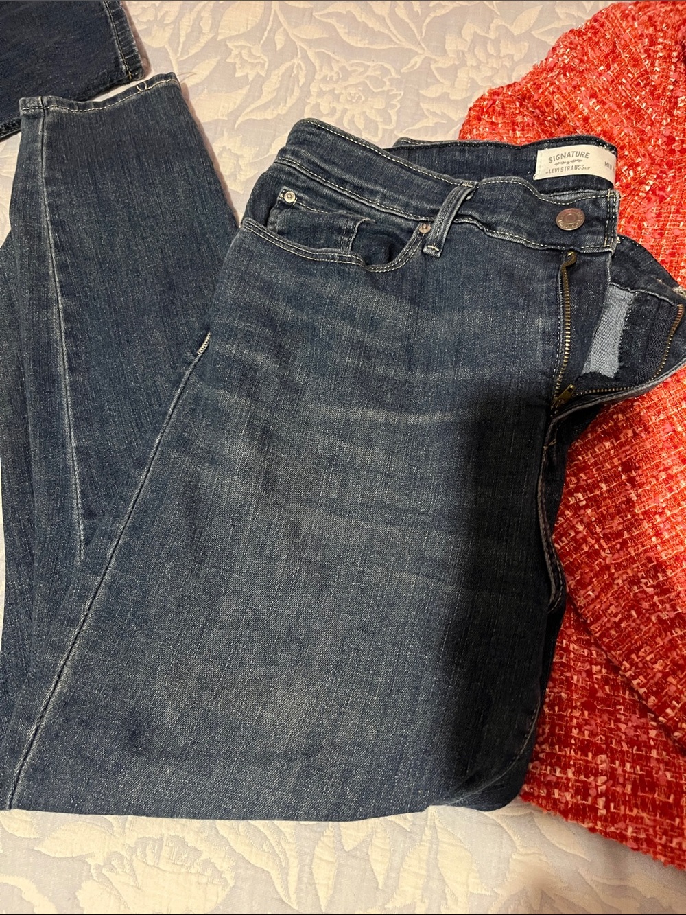 Signature Women's Skinny Jeans in Dark Blue Wash